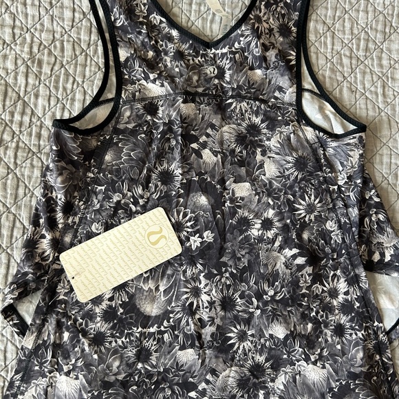 Lululemon Run: split singlet NWT. - Picture 4 of 5